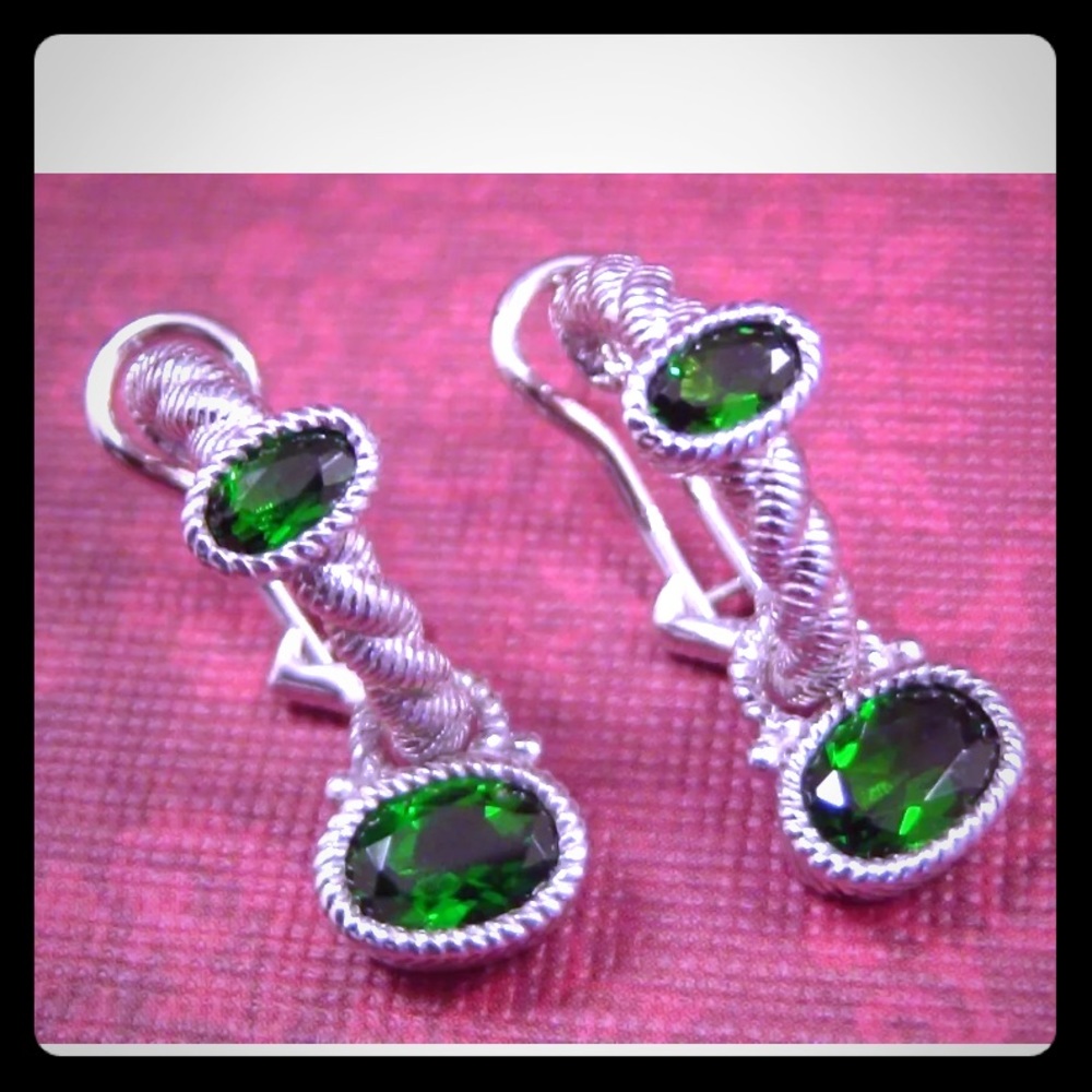 SOLD 🐳🐬🐊🦐🦀🦕🦖🦎🐡🌸💐🌷🌹🌺🍄🌞green earring